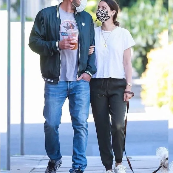 Lululemon on the fly joggers in size 2 black - Picture 4 of 5